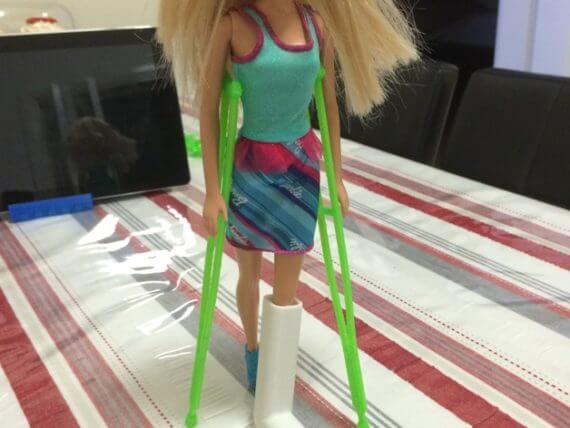 3d-modell barbie krücken und gips